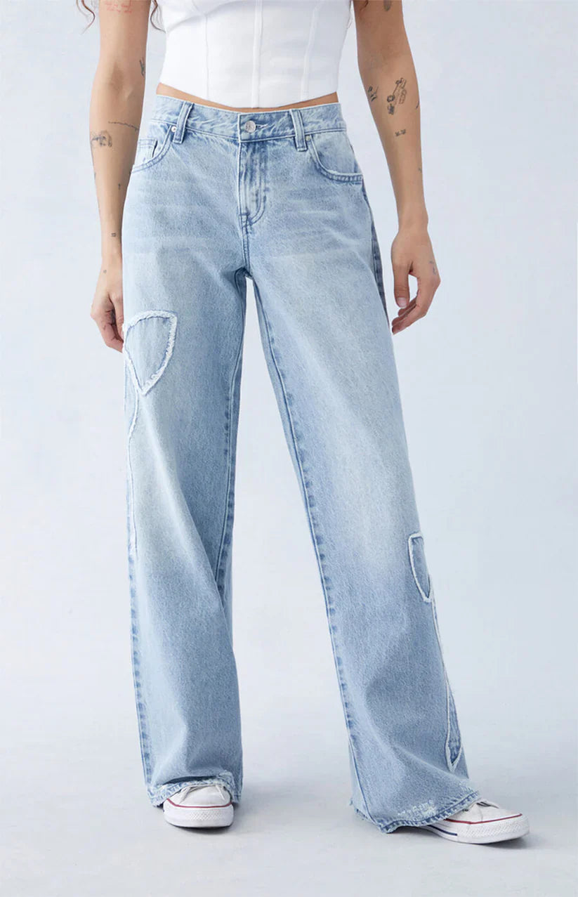 BowFlair™ | Schicke Schmetterlingsjeans mit gestickter Schleife