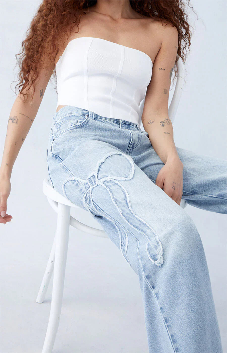 BowFlair™ | Schicke Schmetterlingsjeans mit gestickter Schleife