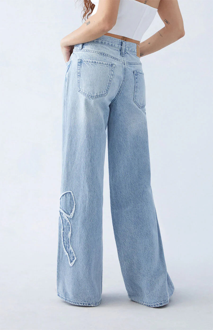BowFlair™ | Schicke Schmetterlingsjeans mit gestickter Schleife