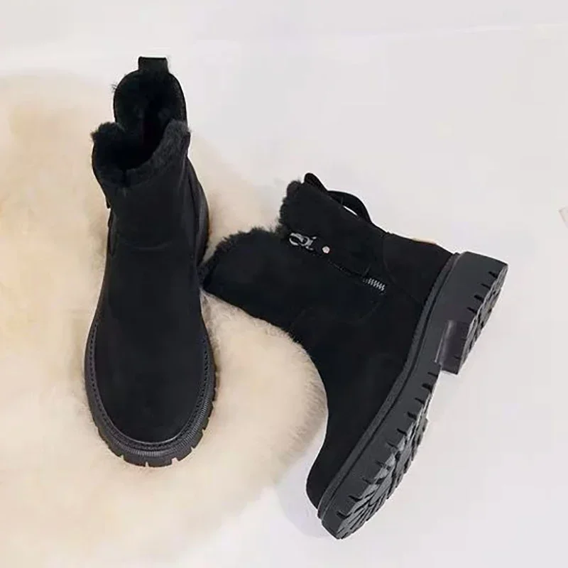 PlushStep™ | Gemütliche, modische Schneestiefel.