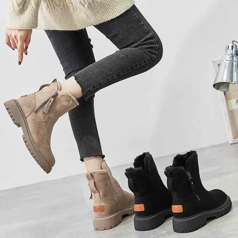 PlushStep™ | Gemütliche, modische Schneestiefel.