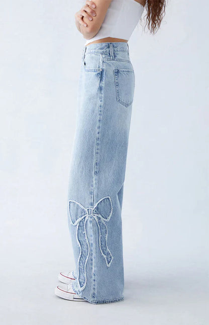 BowFlair™ | Schicke Schmetterlingsjeans mit gestickter Schleife