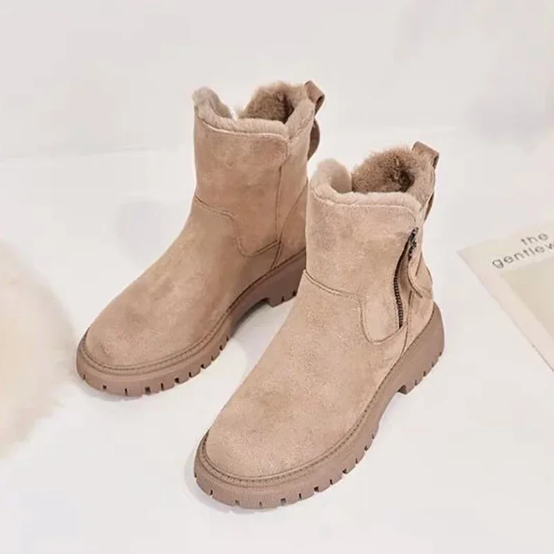PlushStep™ | Gemütliche, modische Schneestiefel.