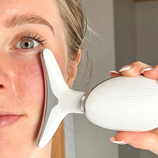LumiLift™ | Dreifach-Lichttherapie-Massager für jugendliche, strahlende Haut